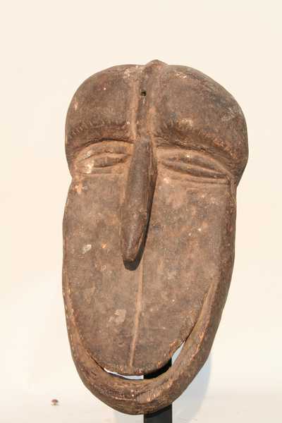 Hemba (masque Soko Mutu), d`afrique : Rép.démoncratique du Congo., statuette Hemba (masque Soko Mutu), masque ancien africain Hemba (masque Soko Mutu), art du Rép.démoncratique du Congo. - Art Africain, collection privées Belgique. Statue africaine de la tribu des Hemba (masque Soko Mutu), provenant du Rép.démoncratique du Congo., 1482/1618.Masque Soko Mutu Hemba,avec un long nez pointu,les yeux en amande.Il imite le visage de singe avec une grande bouche ouverte.bois à patine foncée un peu crouteuse.1ère moitié du 20eme sc. (col.Minga)

Oud SOKO Mutu masker.Het stelt ape kop,Met lange neus ,open mond en amandel ogen.1ste helft 20ste eeuw.. art,culture,masque,statue,statuette,pot,ivoire,exposition,expo,masque original,masques,statues,statuettes,pots,expositions,expo,masques originaux,collectionneur d`art,art africain,culture africaine,masque africain,statue africaine,statuette africaine,pot africain,ivoire africain,exposition africain,expo africain,masque origina africainl,masques africains,statues africaines,statuettes africaines,pots africains,expositions africaines,expo africaines,masques originaux  africains,collectionneur d`art africain